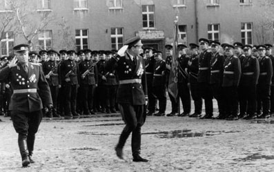 Командир 20 гв. мсд Н.В.Огарков проводит смотр 67 гв. мсп. ГСВГ, Гримма, 1960 г.