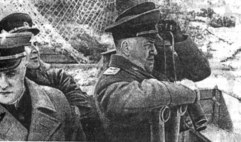 На наблюдательном пункте вблизи Зееловских высот. Слева направо: генерал-полковник артиллерии В.И.Казаков, генерал Н.А.Антипенко, маршал Г.К.Жуков. 16 апреля 1945 г.