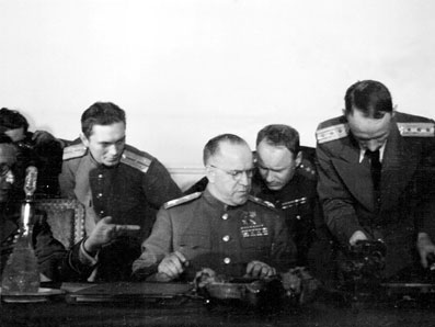 Г.К. Жуков от имени СССР подписывает Акт о безоговорочной капитуляции фашистской Германии. Карлсхорст, 9 мая 1945 г.