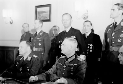 Немецкая делегация во главе с фельдмаршалом В. Кейтелем во время подписания Акта о безоговорочной капитуляции Германии.