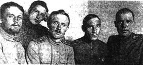 Офицеры 7-1 роты, Румыния, 1917 г. В первом ряду слева поручик Ярошевич. Фото М.П.Сафира