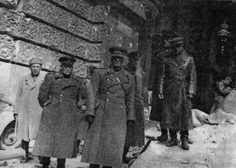 Командир 9-го механизированного корпуса 3 ТА 1 УФ генерал-лейтенант танковых войск И.П.Сухов со своими офицерами на ступенях рейхстага в Берлине. 5 мая 1945 г.