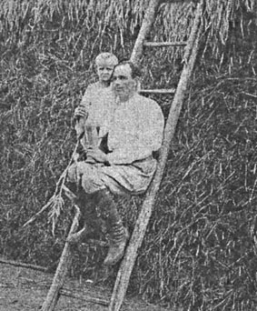 Заместитель командира 20-го стрелкового полка М.П.Сафир с сыном в Чугуевском учебном центре. 1928 год.