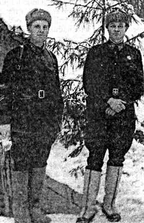 Командующий БТ войсками 33-й армии генерал-майор танковых войск М.П.Сафир (справа) и военный комиссар БТ службы армии батальонный комиссар И.К.Короткий (февраль 1943 г., штаб армии, р-н Издешково)