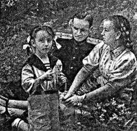 Семья М.П.Сафира (слева направо) - дочь Наталья, сын Владимир, жена Анна Федоровна. Фото М.П.Сафира, 1946 год